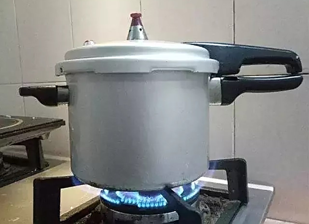老人用高压锅煮稀饭,转身不久就炸了,为什么高压锅会爆炸?休闲区蓝鸢梦想 - Www.slyday.coM 老人用高压锅煮稀饭,转身不久就炸了,为什么高压锅会爆炸?休闲区蓝鸢梦想 - Www.slyday.coM