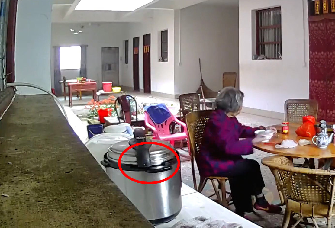 老人用高压锅煮稀饭,转身不久就炸了,为什么高压锅会爆炸?休闲区蓝鸢梦想 - Www.slyday.coM 老人用高压锅煮稀饭,转身不久就炸了,为什么高压锅会爆炸?休闲区蓝鸢梦想 - Www.slyday.coM