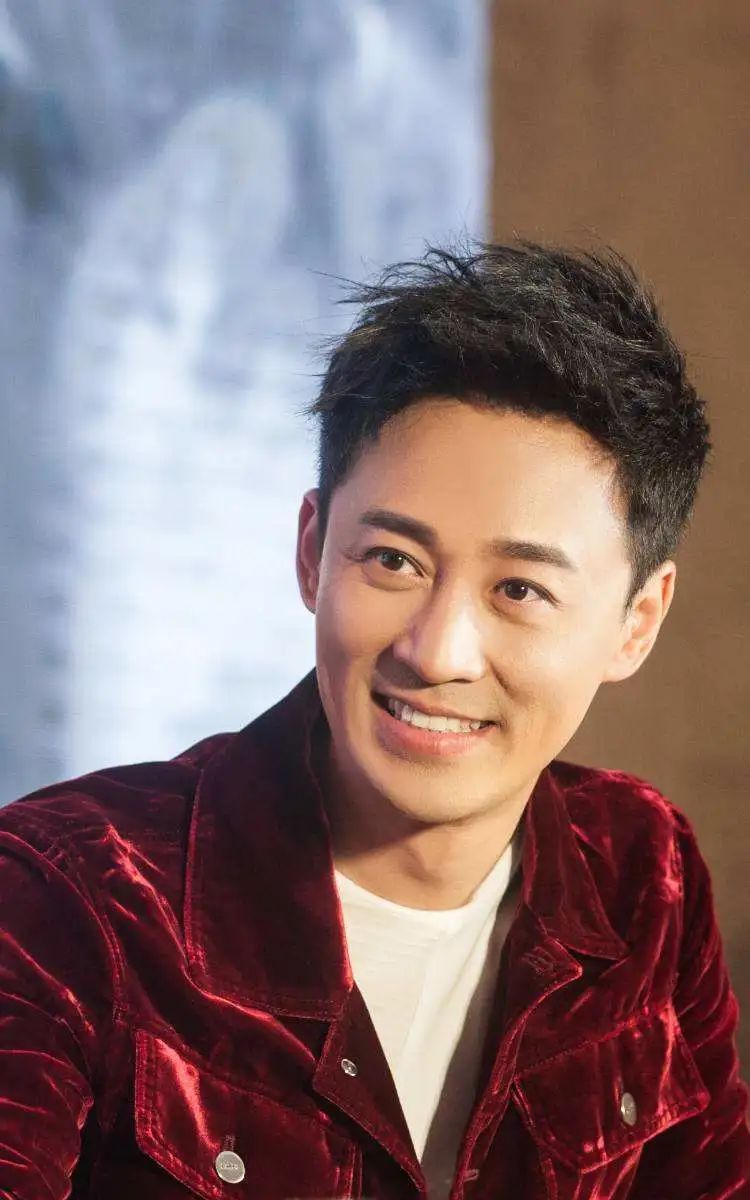 港片里惊为天人，到内地拍戏就成“精神小伙”，港圈男神颜值是谜休闲区蓝鸢梦想 - Www.slyday.coM