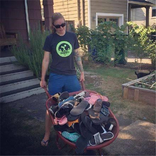 猫咪每天给主人送一份礼物，主人无奈的都快哭了休闲区蓝鸢梦想 - Www.slyday.coM