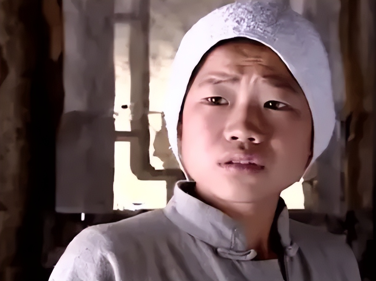 嘎子哥与娇妻家中大秀恩爱 嘴对嘴亲吻太甜蜜,身后巨型鱼缸瞩目