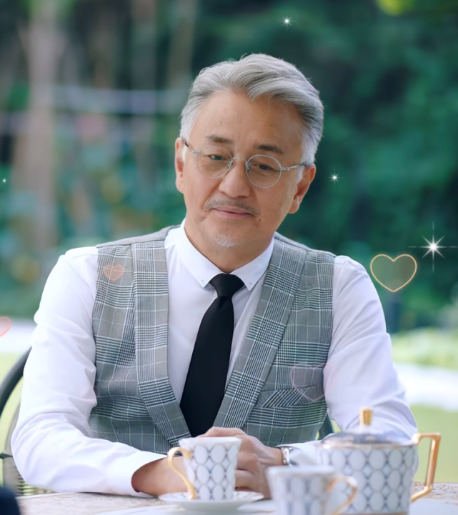 tvb老戏骨吴岱融送鲜花为老婆庆生 夫妻俩甜蜜搂在一起切蛋糕