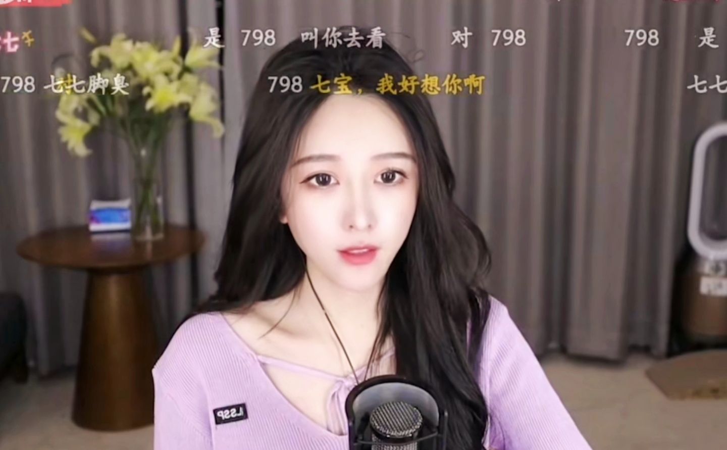 比如有人说林七七爱蹭热度,跟严君泽,童锦程这些热门主播走的都比较的