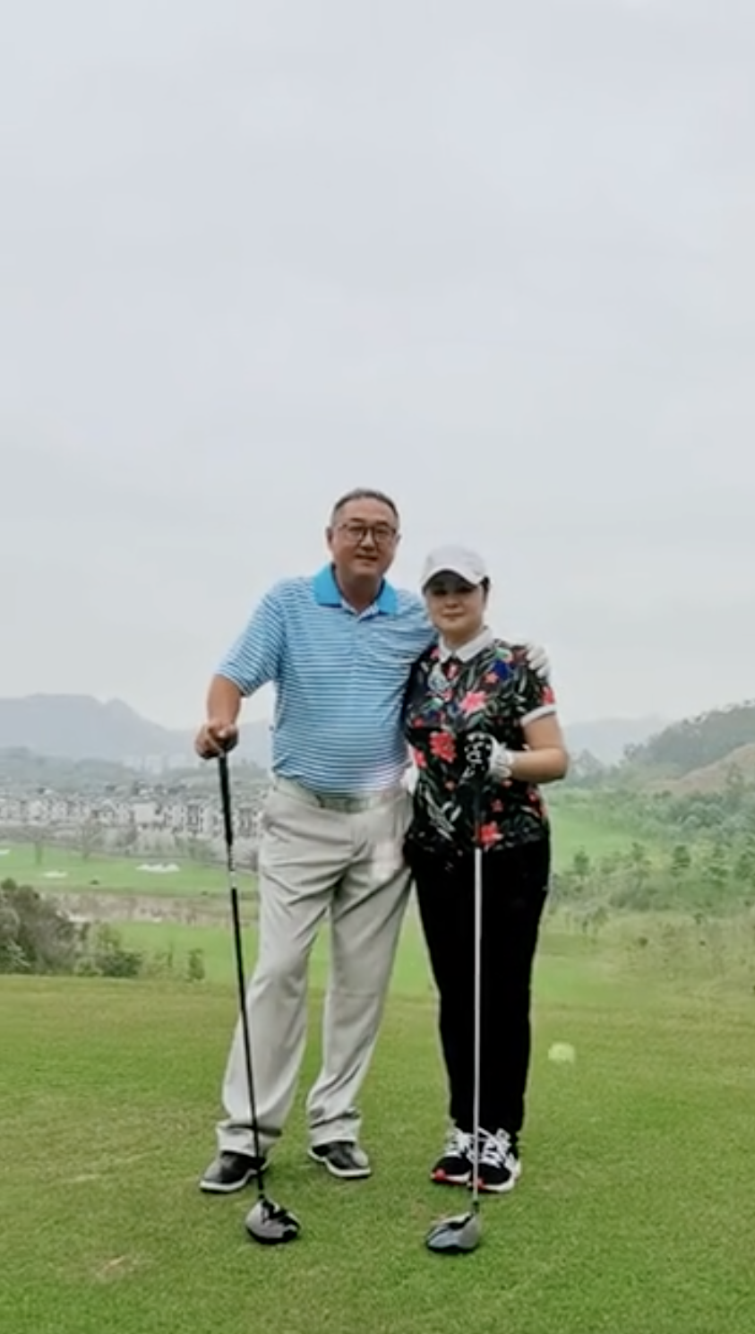 张学松清明节悼念亡妻,晒与于月仙恩爱旧照,配文悲恸令人感伤