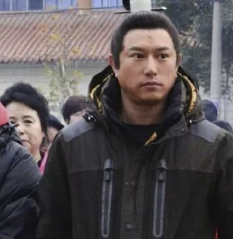 港片里惊为天人，到内地拍戏就成“精神小伙”，港圈男神颜值是谜休闲区蓝鸢梦想 - Www.slyday.coM