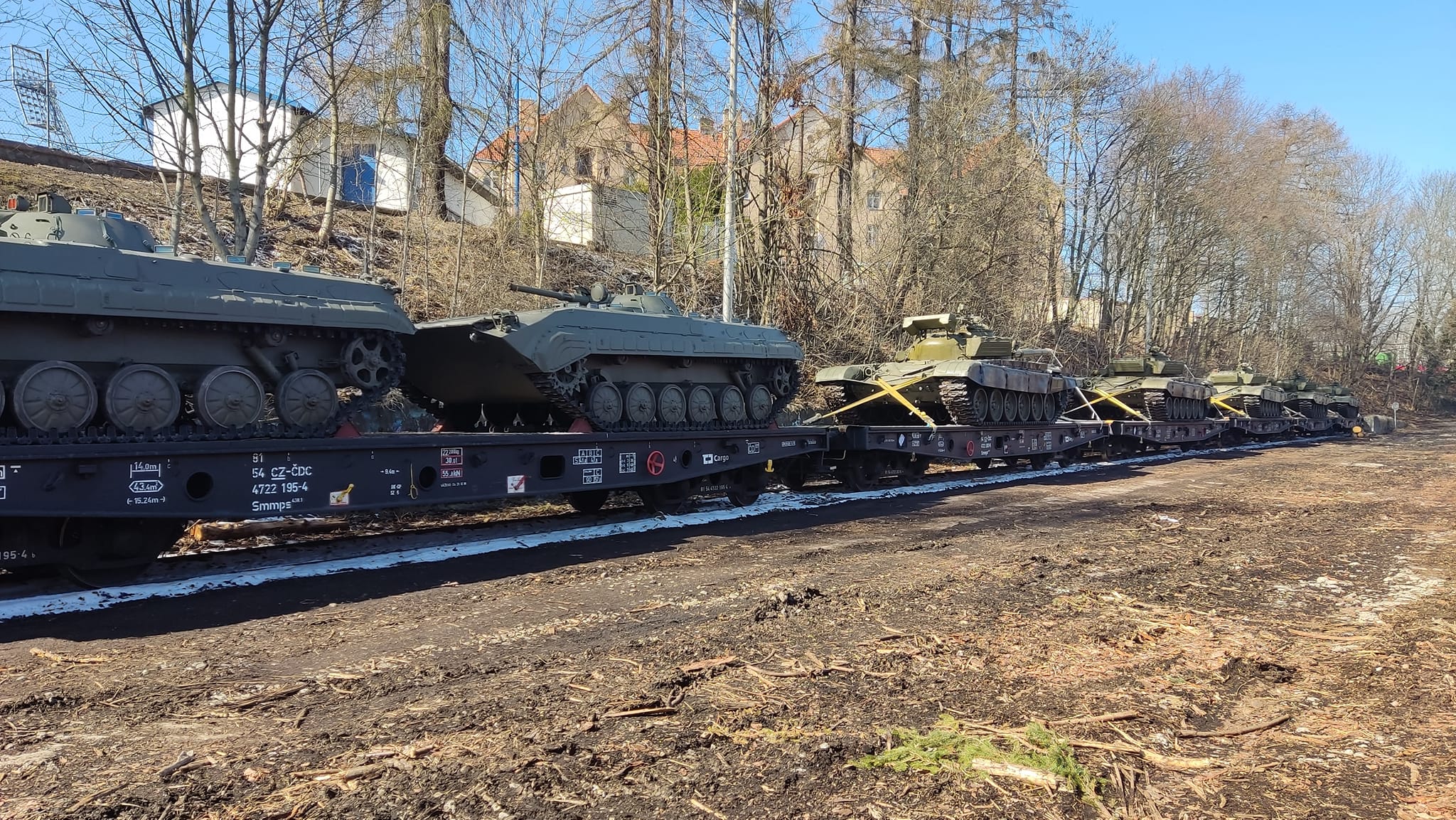 在捷克装上列车的库存BMP-1与T-72 图源：社交媒体