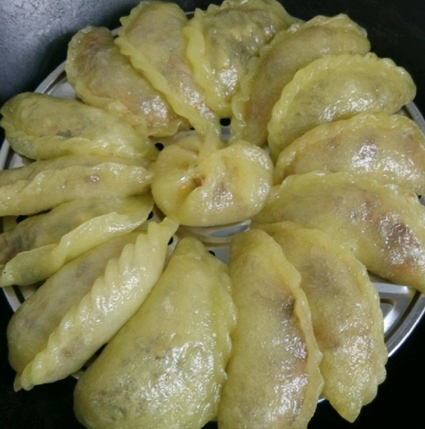 糖葱里没有葱,而是以糖制成,颜色形状像大蒜,白葱的甜食,嚼起来清脆