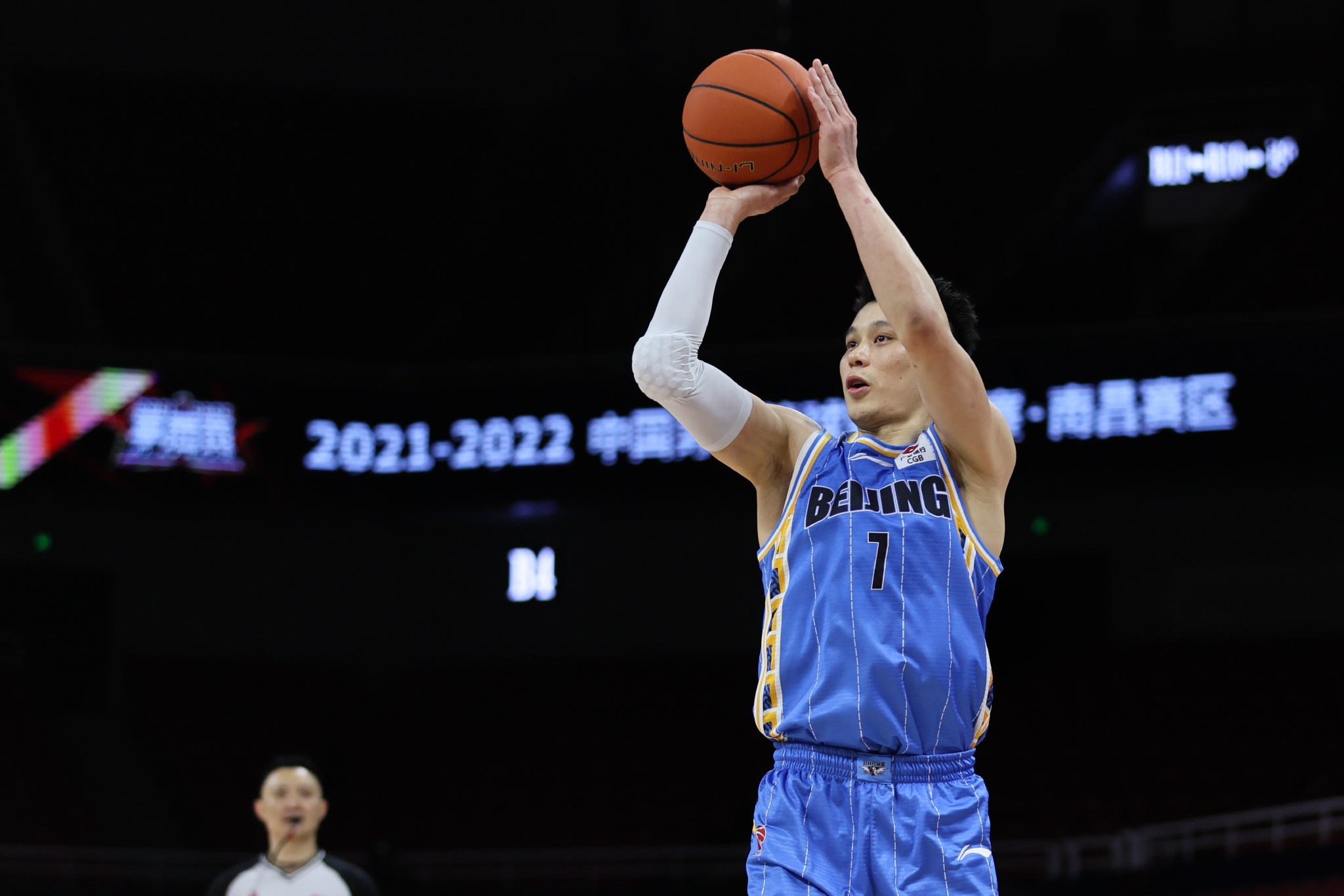 林书豪在比赛中.