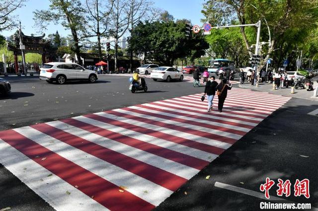 福州红白斑马线抢眼