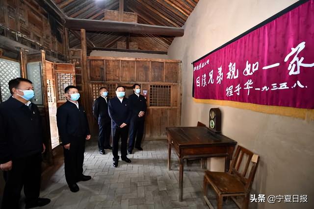 梁言顺向革命烈士敬献花篮 缅怀革命先烈不忘初心使命 激扬奋斗精神继续走好新的长征路休闲区蓝鸢梦想 - Www.slyday.coM