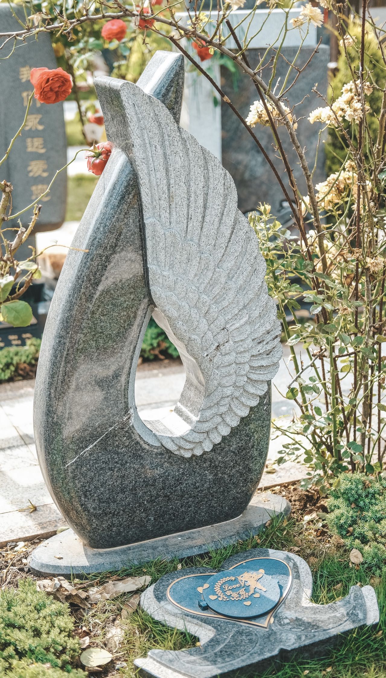 墓碑设计师在石头上镌刻思念