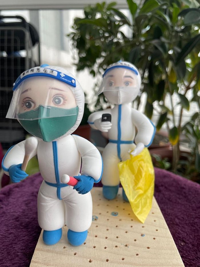 居家隔离的热心市民创作黏土作品"抗疫大白",表达对"