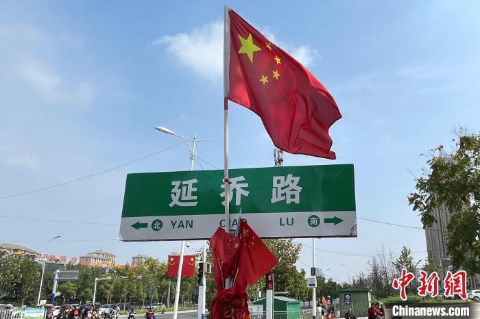 延乔路路牌。门睿 摄