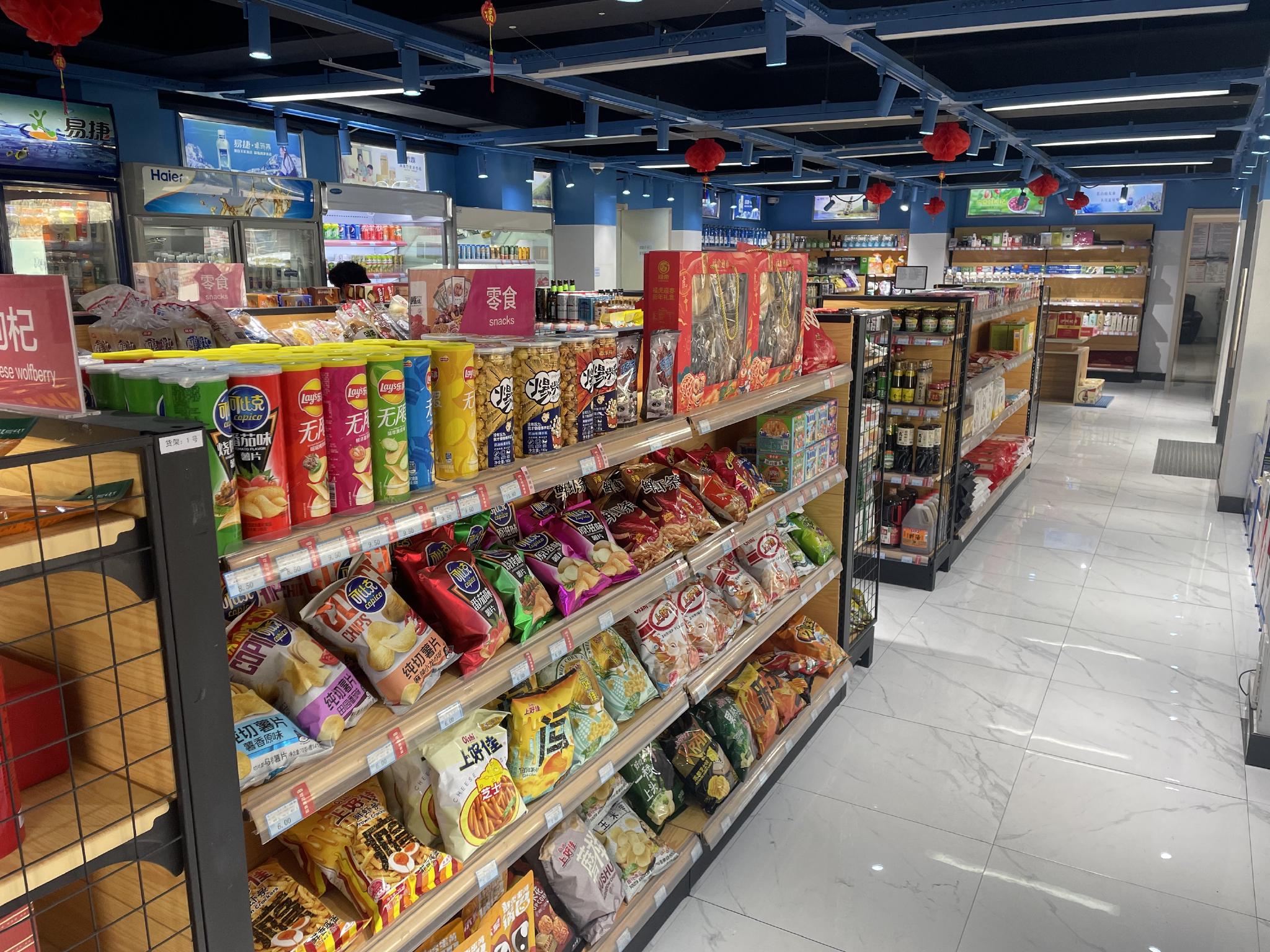 唐鼎辰告诉界面新闻,易捷超市物资齐全,米面粮油,生活用品,牛奶零食等