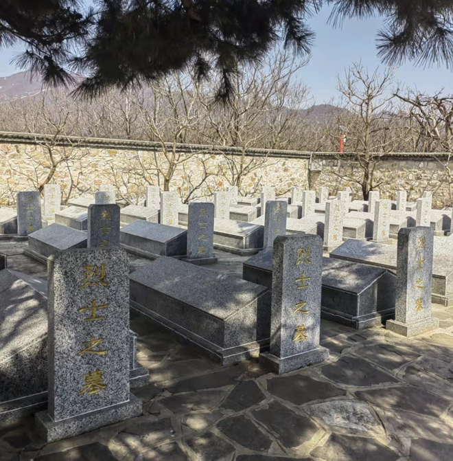 爨岭庙烈士陵园内的墓碑