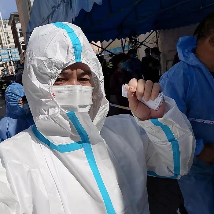 新华全媒聚微光战疫情守护花开走近疫线逆行者