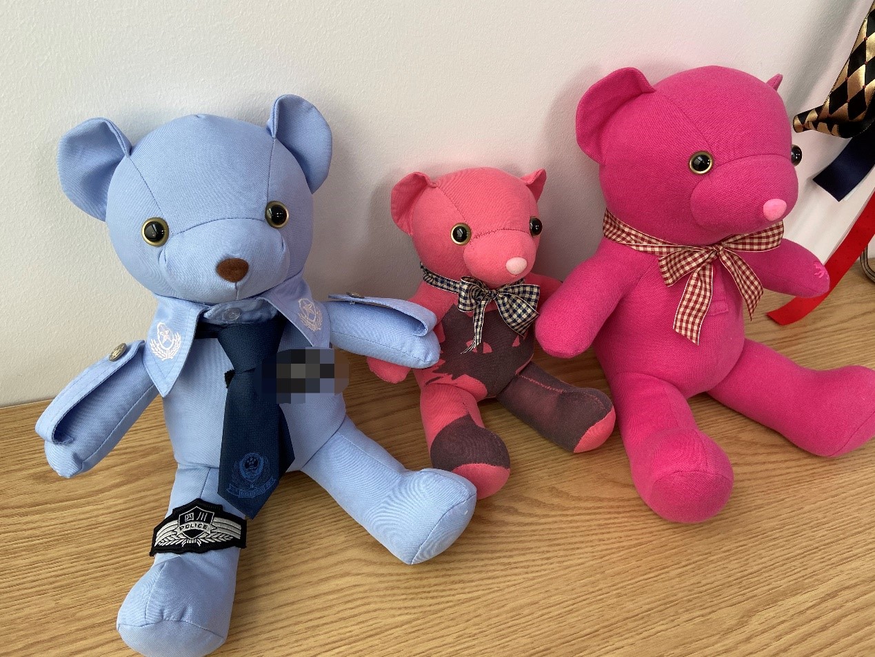 用警服制作的思念熊(受访者供图)