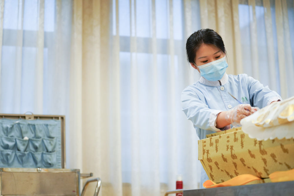 给逝者体面的告别走近八宝山殡仪馆最年轻遗体整容师