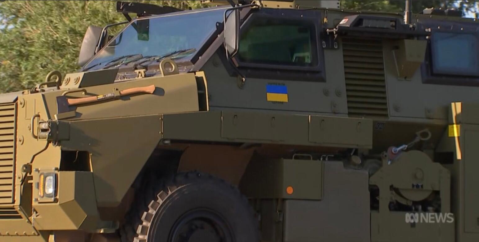 被刷上乌克兰国旗的“大毒蛇”装甲车 图源：澳大利亚广播公司（ABC）