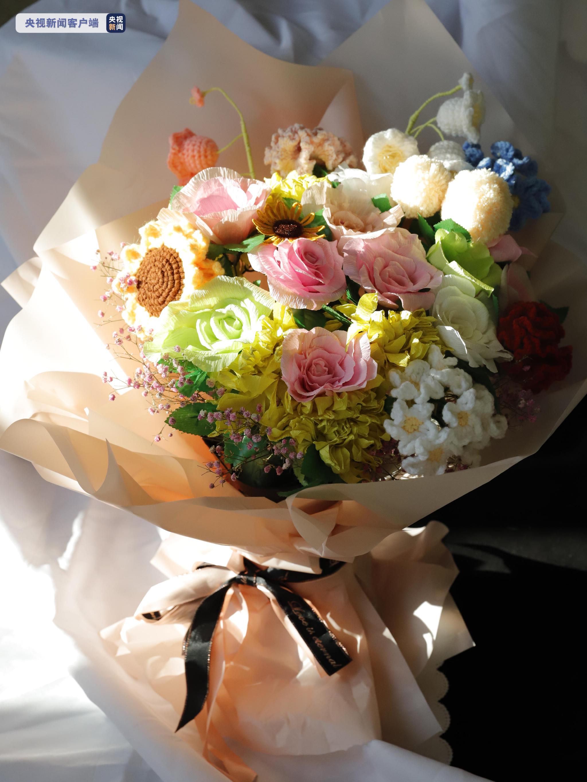 制花献英烈黑龙江大学生制作创意花束祭奠烈士 手机新浪网