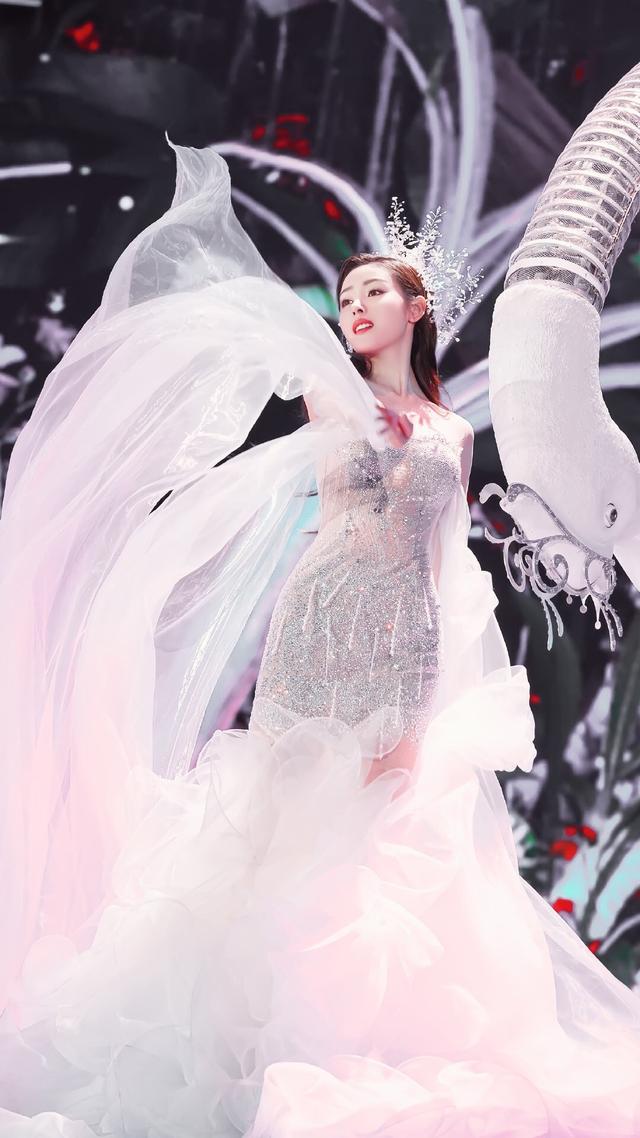 从春晚的婀娜身段到令男明星耳朵红的舞姿张天爱果真有点东西