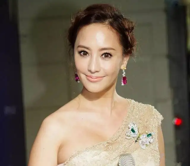最美名媛关颖近照曝光气质佳,安以轩合影靠边站,怼侯佩岑不嘴软|关颖|侯佩岑|名媛_新浪新闻