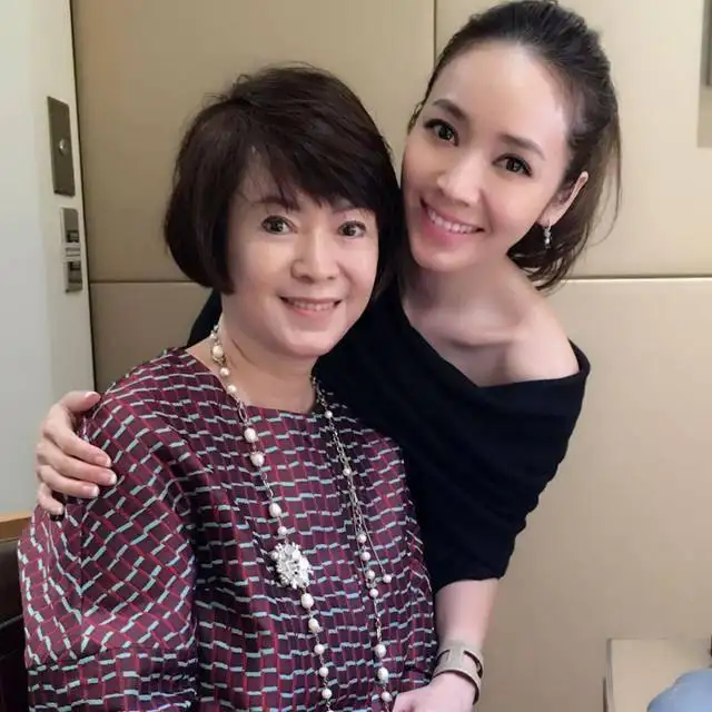 最美名媛关颖近照曝光气质佳,安以轩合影靠边站,怼侯佩岑不嘴软|关颖|侯佩岑|名媛_新浪新闻