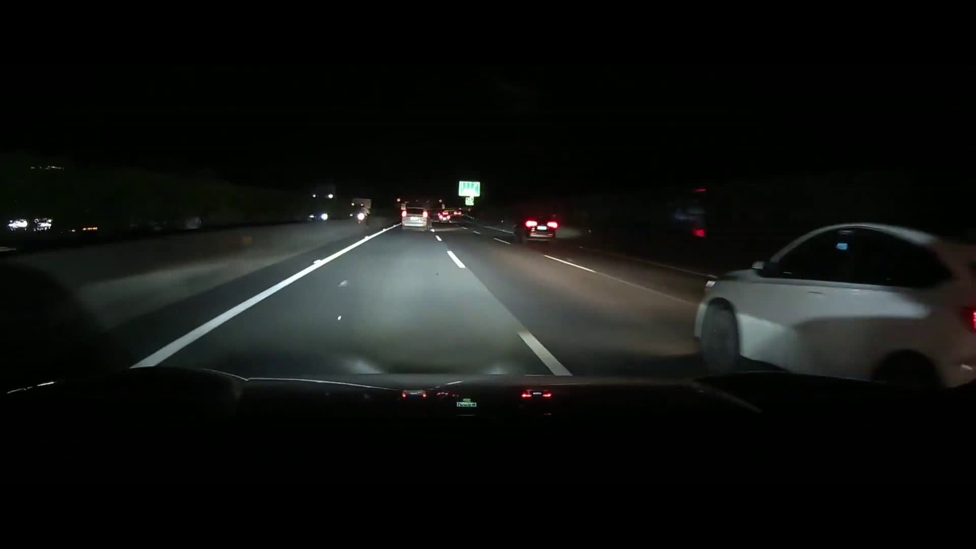 大晚上在高速里停车车后也没有警示这可太吓人了车生活全民拍车汽车