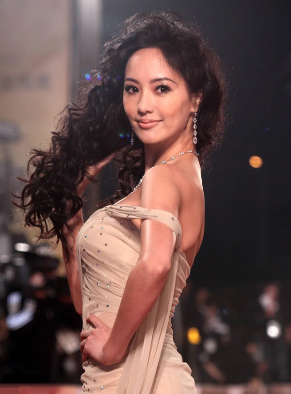最美名媛关颖近照曝光气质佳,安以轩合影靠边站,怼侯佩岑不嘴软|关颖|侯佩岑|名媛_新浪新闻