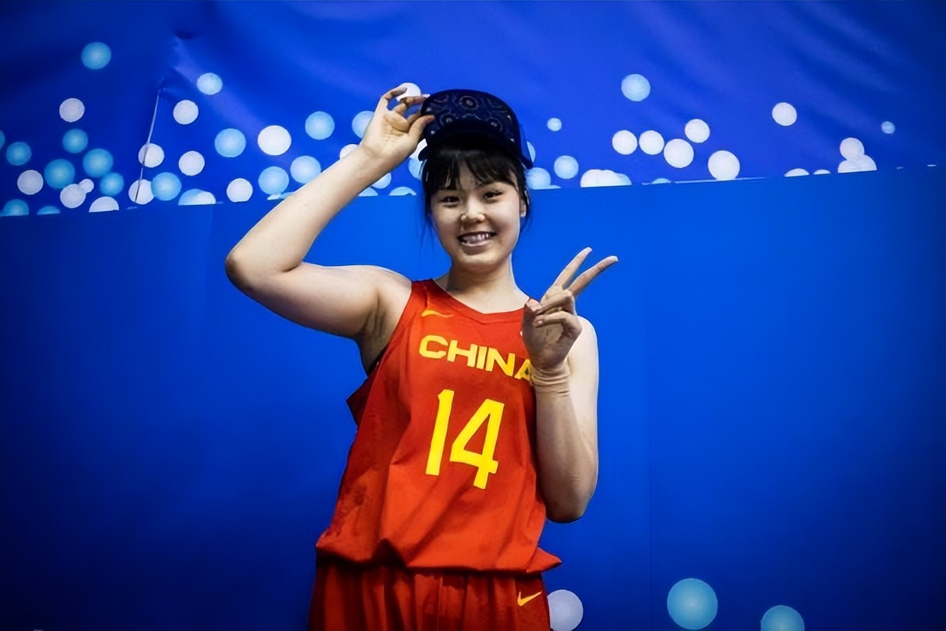 女篮2米01中锋突破新高,姚明迎来了女版的接班人,郑薇有望夺冠__财经