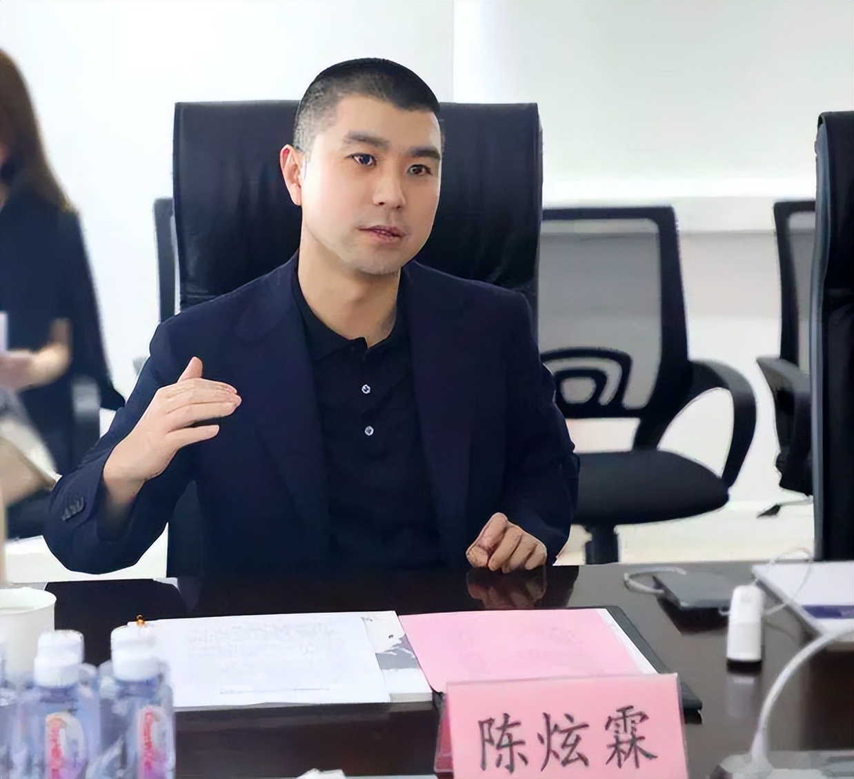 据新京报报道,陈炫霖是一名80后台州人,他曾在2006年通过炒股致富