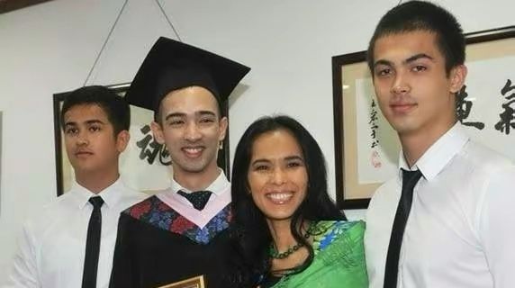 韦唯大儿子晒庆生照混血五官好帅气与两辣妹贴脸合影好亲密