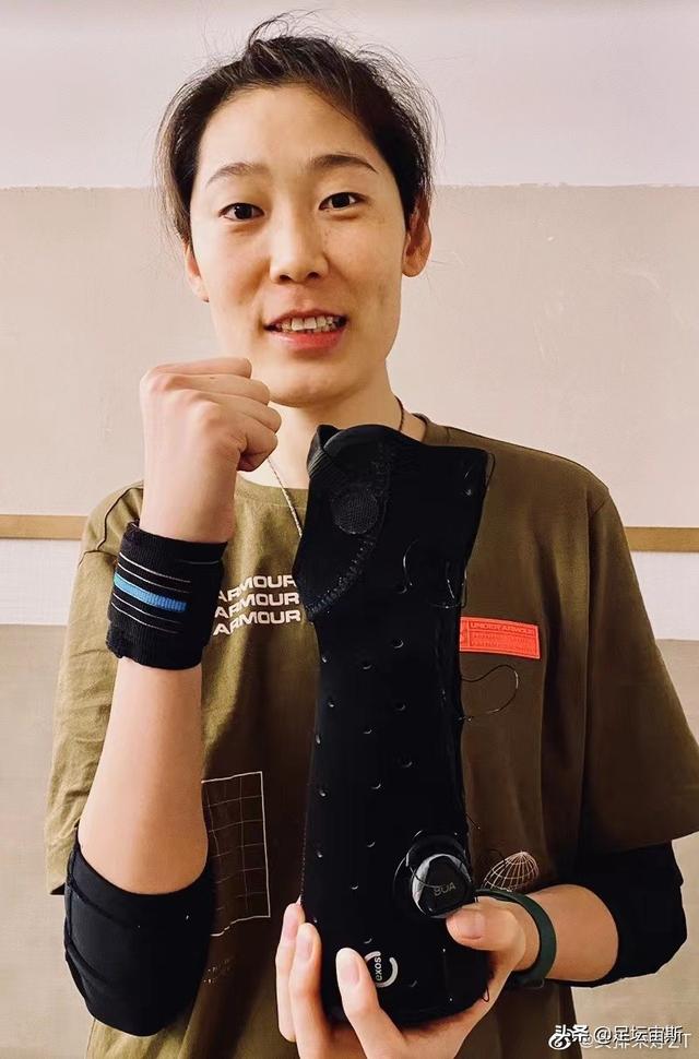 女排新帅蔡斌迎喜讯朱婷露面宣布好消息在国外康复握拳打气