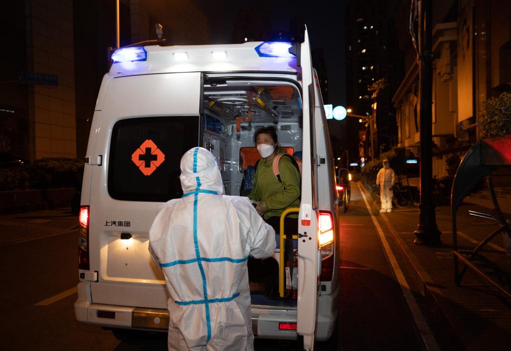 4月5日晚上19点左右,赵女士坐进120救护车.新华社记者 金立旺 摄