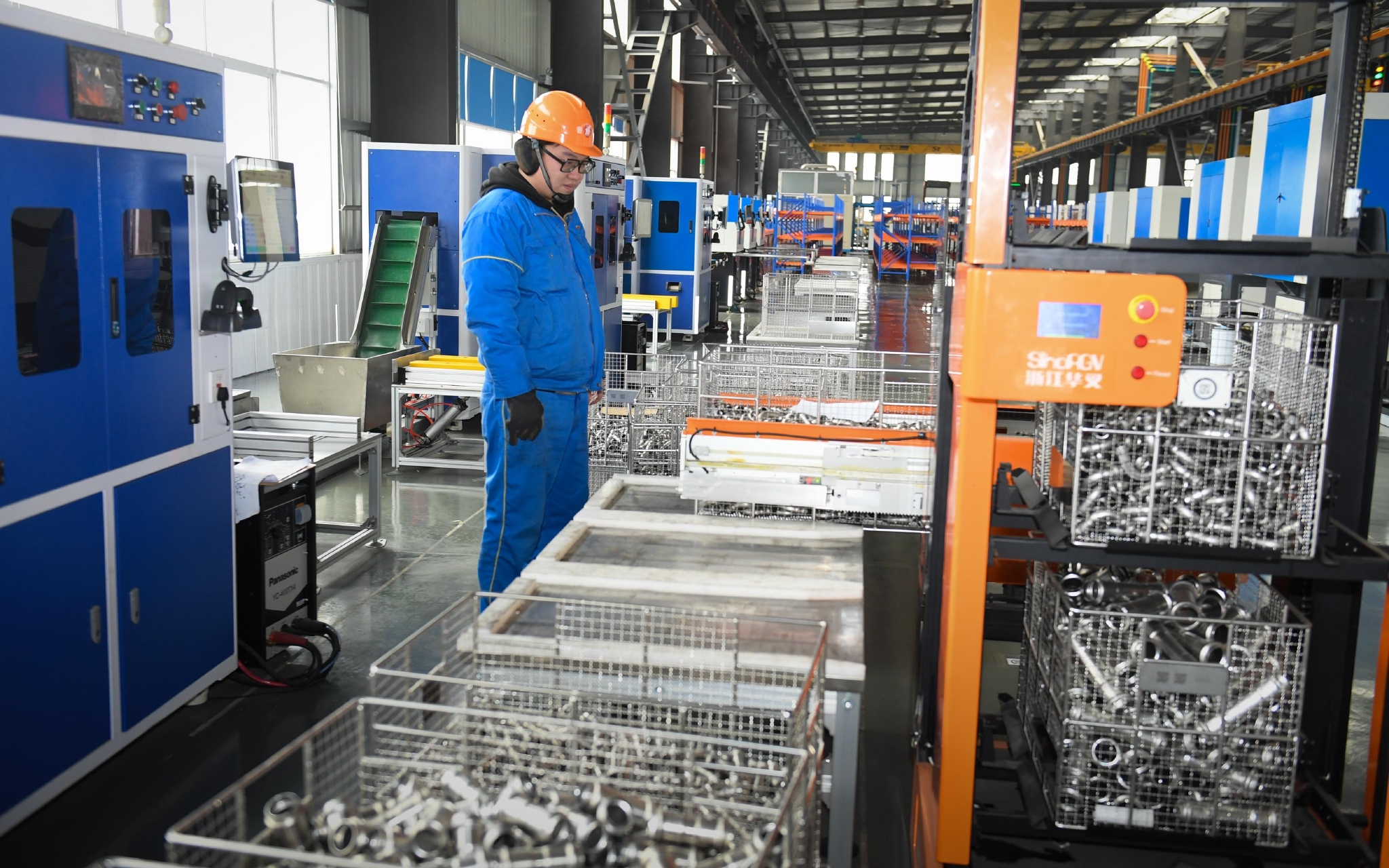 资料图:某地企业工人正在生产车间内工作.图/新华社