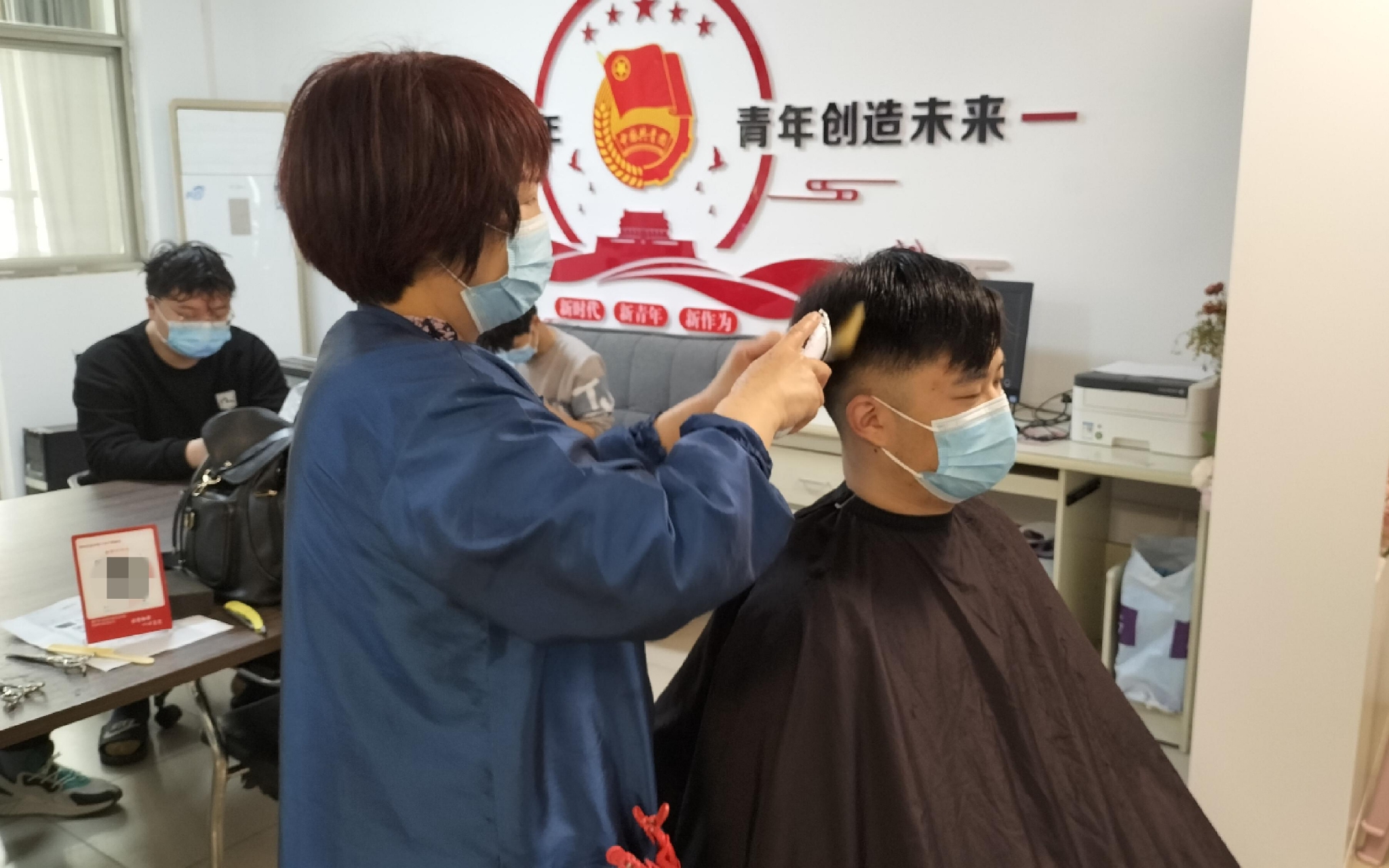 解决封闭期间剪发难题河南农业大学为学生打造爱心理发小屋