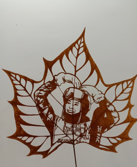 致敬先烈！“90后”小伙用树叶雕出了一片“英烈纪念林”休闲区蓝鸢梦想 - Www.slyday.coM