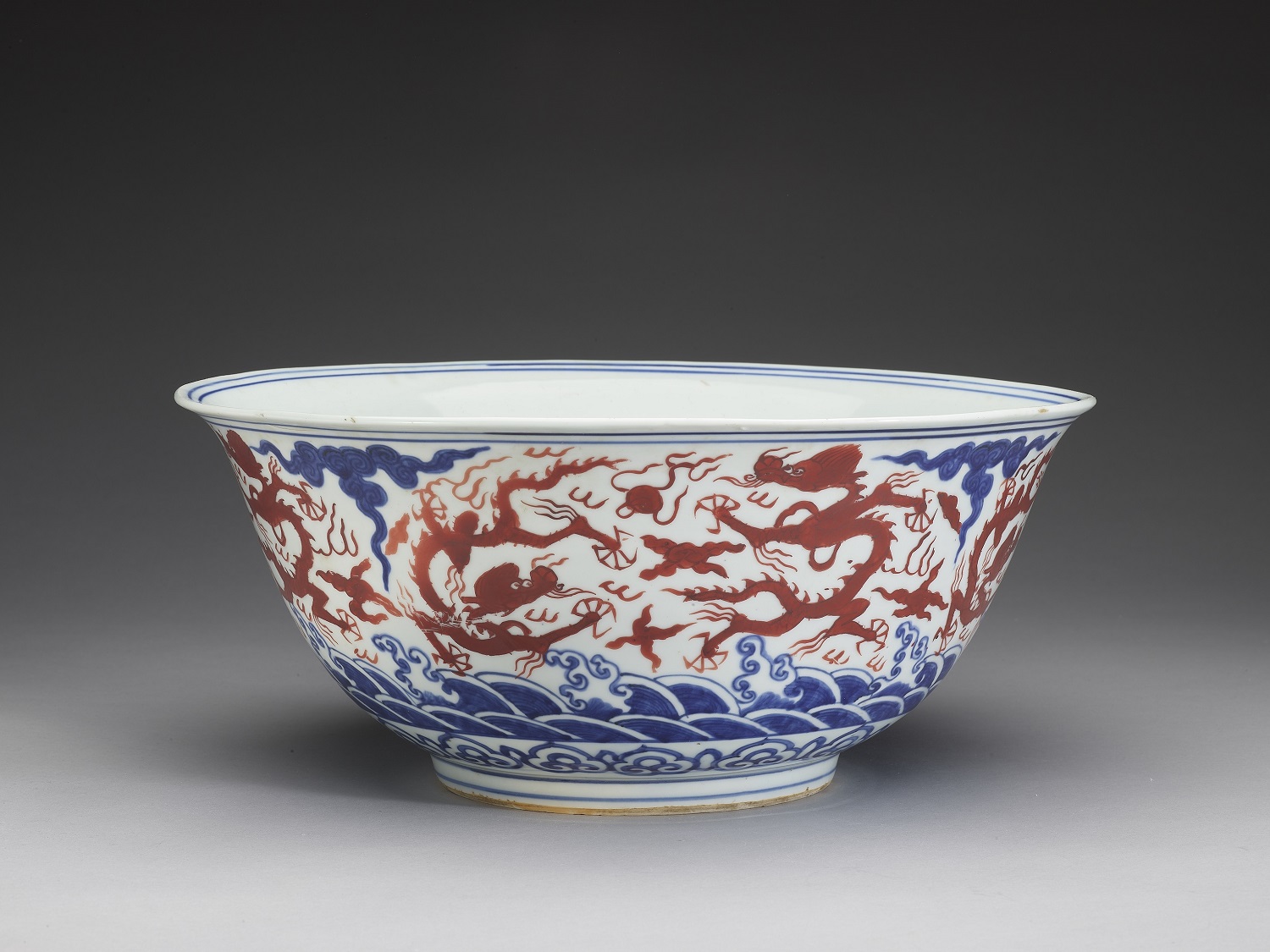 明 嘉靖 青花红彩 海水九龙戏珠纹碗