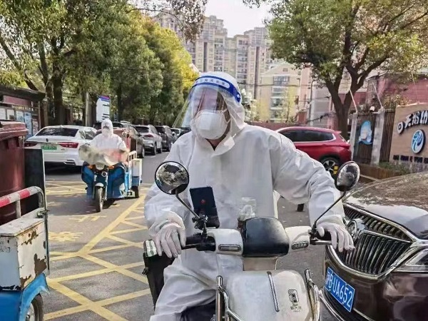 上海好邻居｜这位居民一个人包揽了小区内所有闭环管理楼栋物资配送的“硬核”任务  志愿者变身“大白”快递员休闲区蓝鸢梦想 - Www.slyday.coM