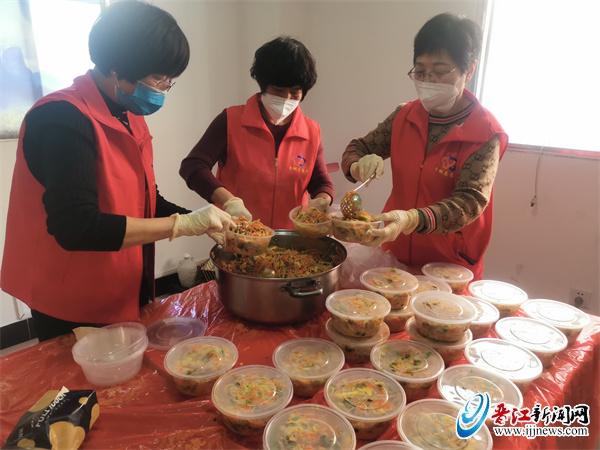 爱心“妈妈团”送来闽南润饼菜