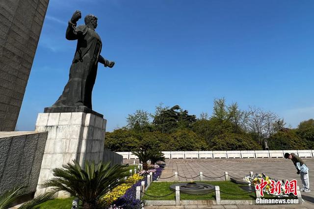南京民众走进雨花台烈士陵园缅怀英烈