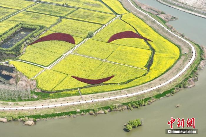 4月4日，游人在敦煌鸣沙山月牙泉景区骑骆驼游玩。 王斌银 摄