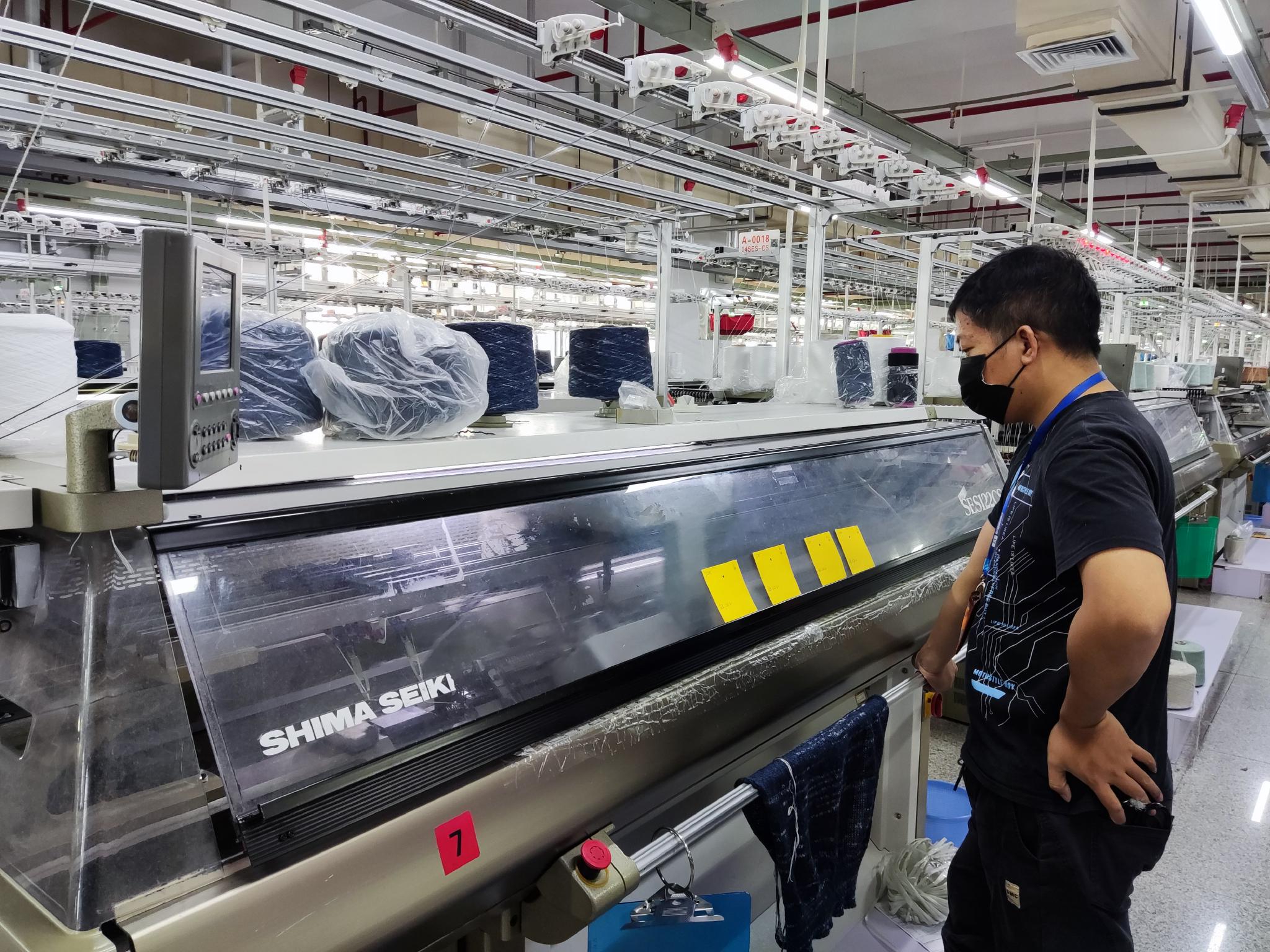 查看核酸阴性证明……走进泉州南安市南益电脑针织有限公司生产车间