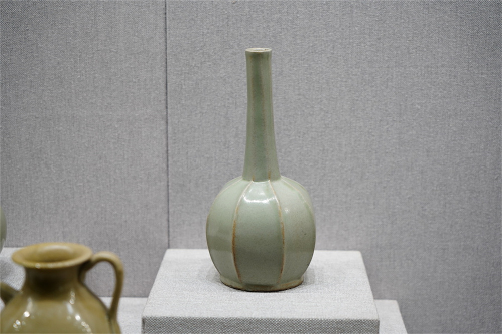 出土的秘色瓷之"秘色"是一种介于艾色(苍白)与青绿色之间的稀见的釉色