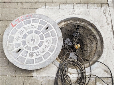 井盖移开未复原 线缆外露成"陷阱"_新浪财经_新浪网