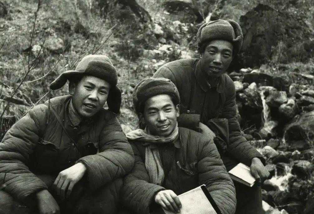 抗美援朝战役志愿军强忍着身体上的疲倦向目的地三所里挺进