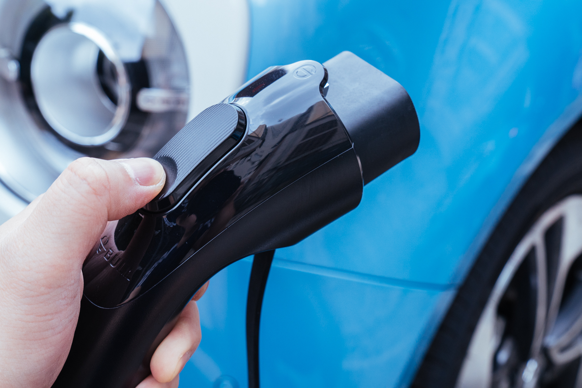 卖了油车选择新能源汽车充电的那些事便携充电枪该怎么选