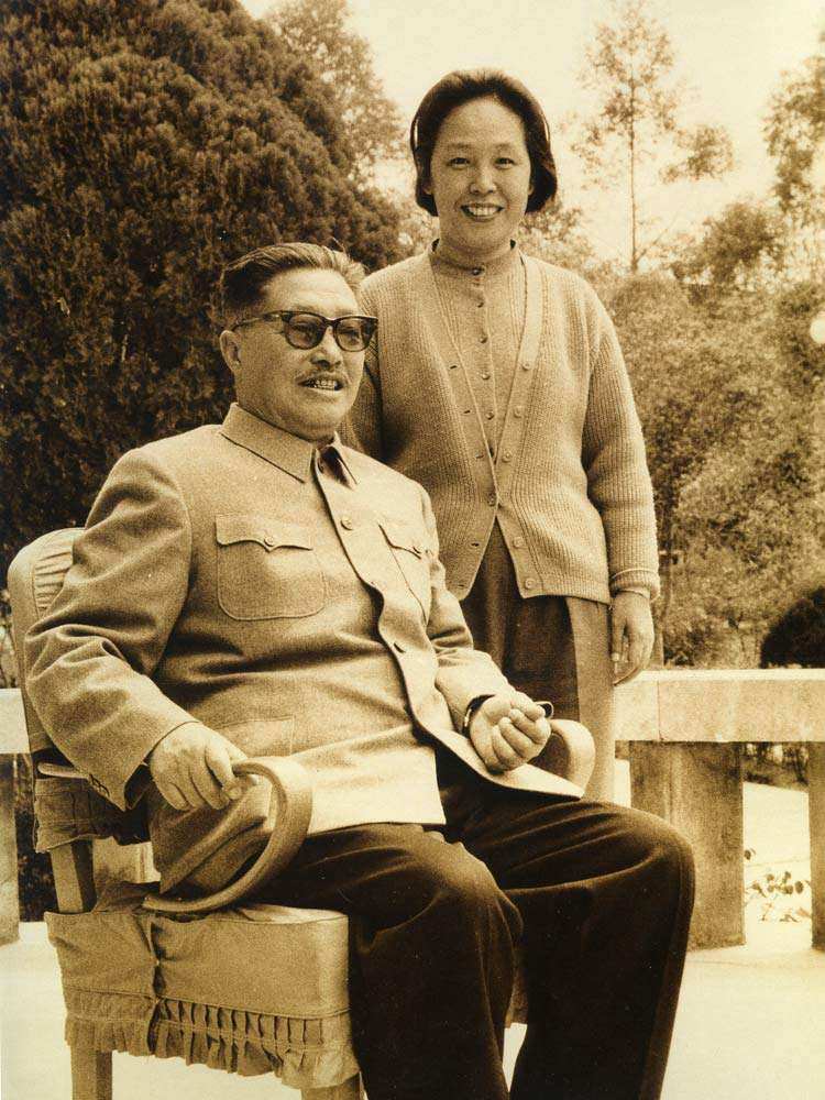 1942年贺龙和薛明结婚时的珍贵老照片合影中都有谁