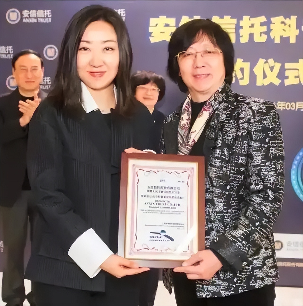 左:高超树倒猢狲散,高天国囚身高墙后,安信信托高管集体出走,其中,就