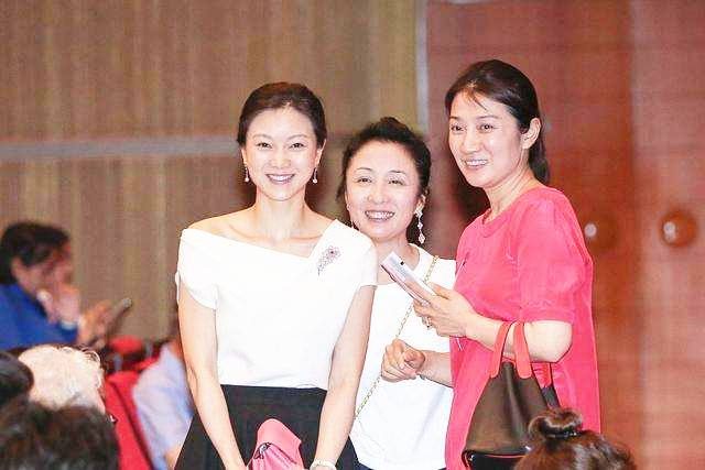 39岁陈婷晒照透露驭夫心得将72岁张艺谋收服凭借温柔的力量